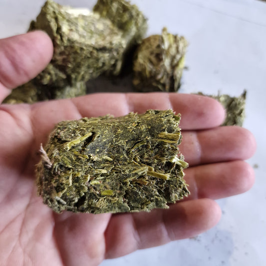 Luzernewürfel in der Hand