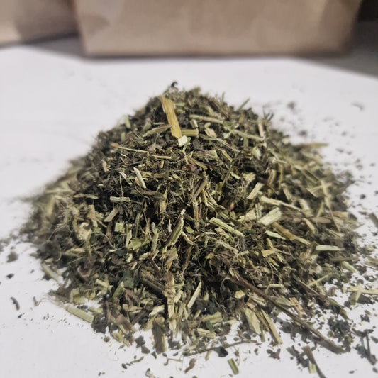 Lose Ansicht von myPellis Brennnesselkraut geschnitten – getrocknete Brennnessel für Pferde