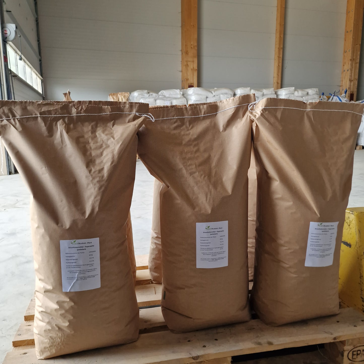 MyPellis Esparsettepellets – drei 20 kg Säcke eiweißreiches Naturfutter aus Esparsette für Pferde, zur Förderung der Verdauung