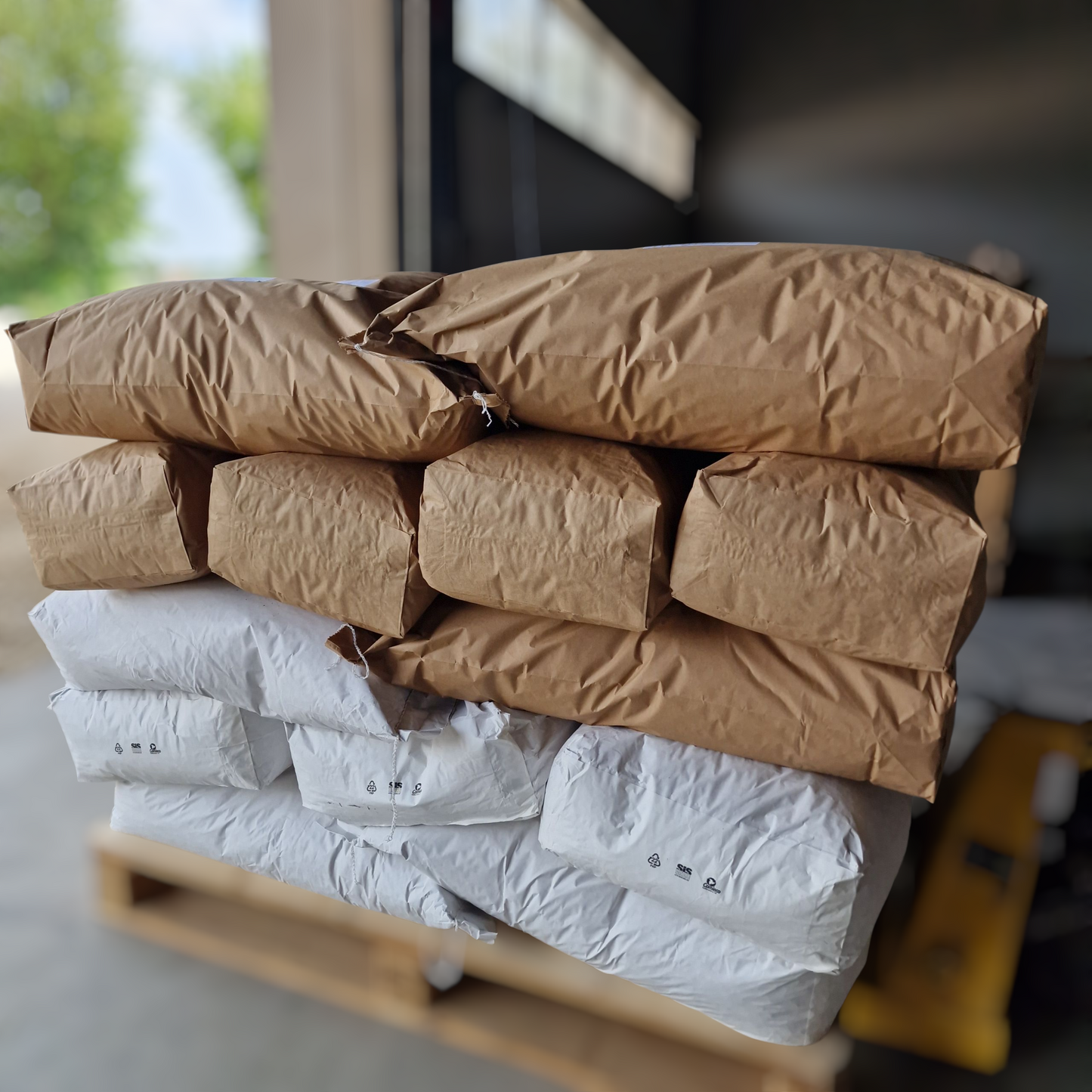 MyPellis Maiscobs und Grünhafercobs – verschiedene Cobs-Sorten auf Palette, natürliche Energiequellen für Pferde und Huftiere.