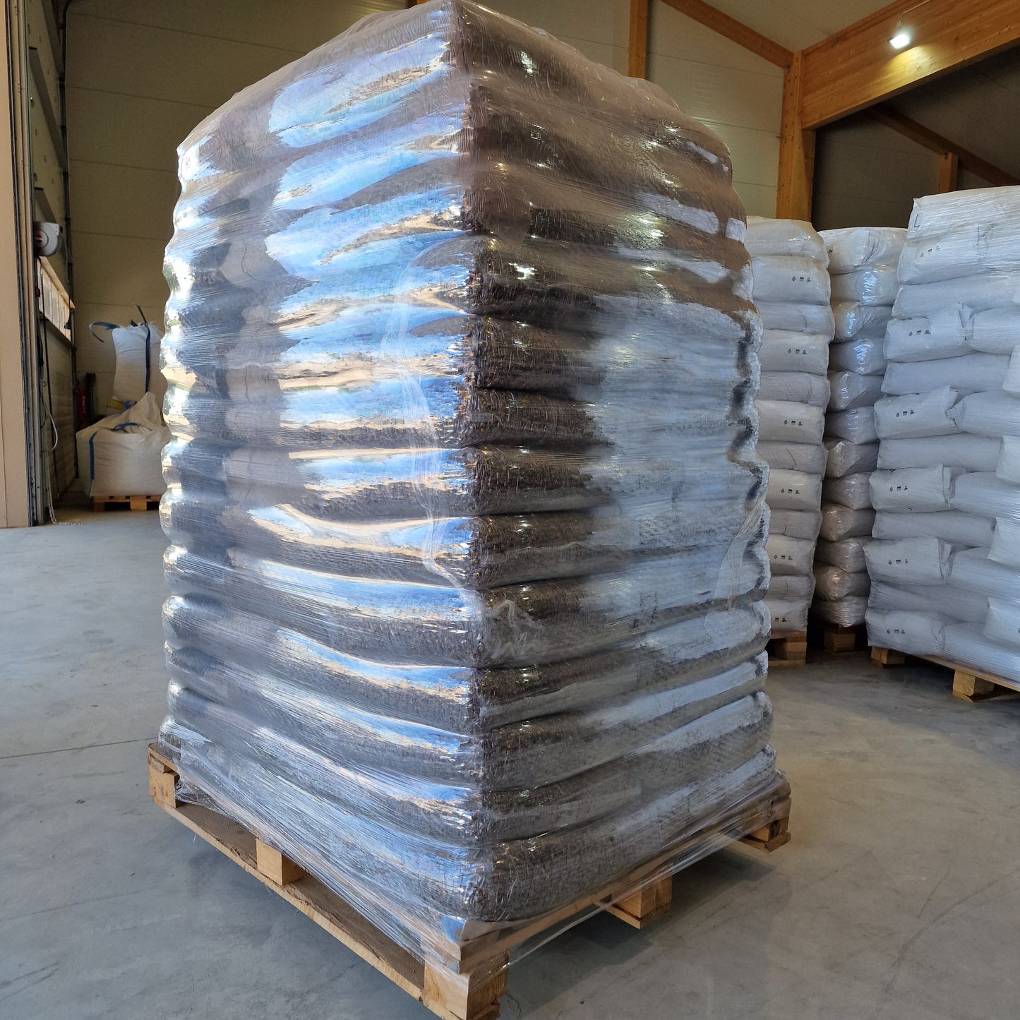 MyPellis Strohgranulat – mehrere Säcke natürliche Einstreu auf Palette im Lager, staubarm und nachhaltig verpackt.