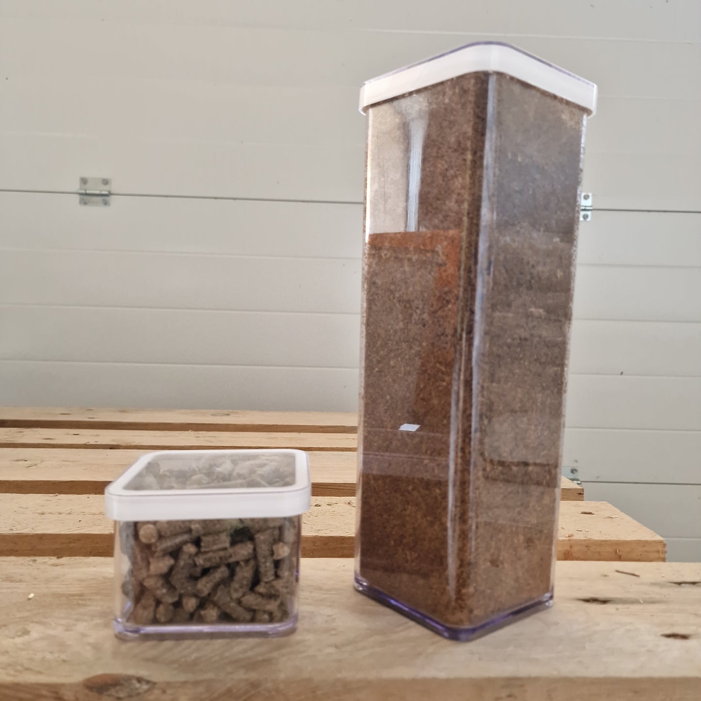 MyPellis Strohpellets im Quellversuch – Vergleich trocken und aufgequollen, zeigt starkes Volumenwachstum nach Wasserzugabe.