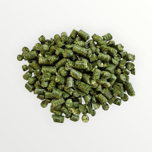 Hochwertige Grascobs von myPellis – Beispiel für natürliche Futterpellets, deren Qualität sich an Farbe, Geruch und Struktur erkennen lässt