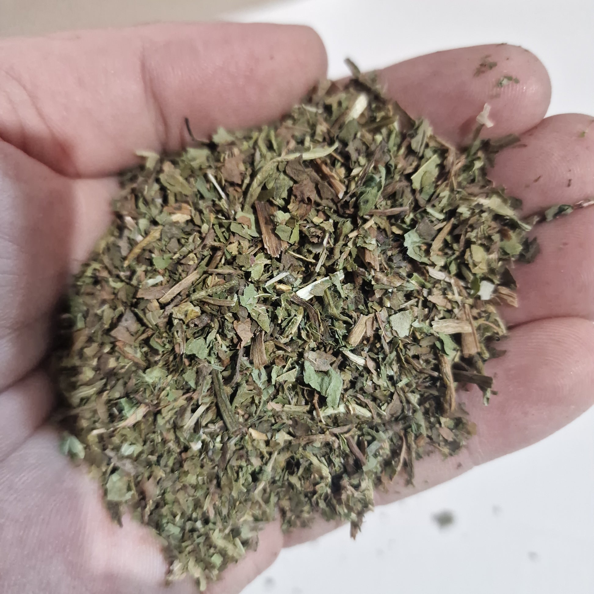 myPellis Löwenzahn geschnitten in der Hand – getrocknetes Einzelfuttermittel für Pferde