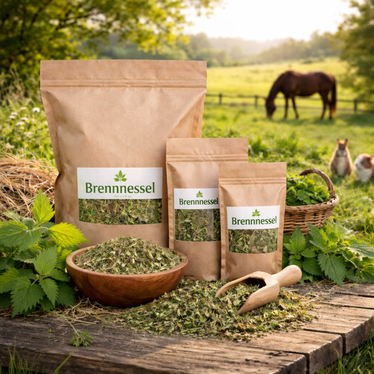 myPellis Brennnesselkraut geschnitten in drei Gebindegrößen vor grünem Hintergrund mit Pferd