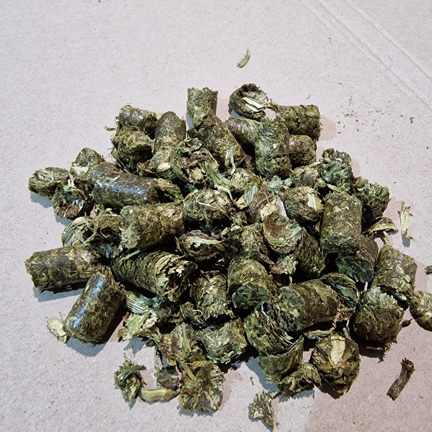 Grünhafercobs – gepresste grüne Haferfaser-Pellets als natürliches, rohfaserreiches Futtermittel für Pferde und Kleintiere.