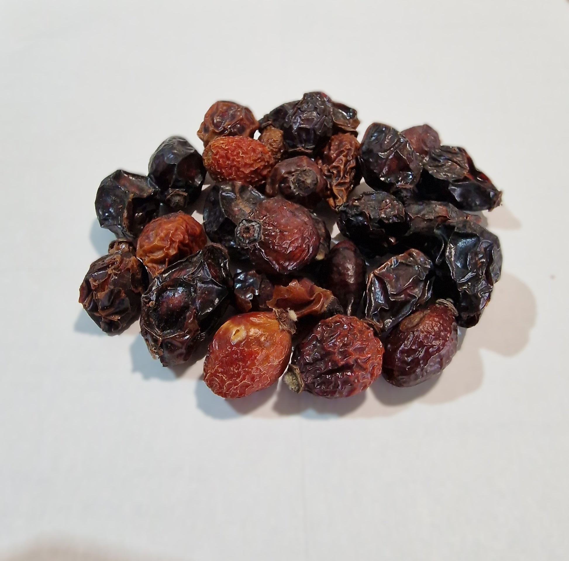 Ganze, getrocknete Hagebutten von myPellis auf weißem Hintergrund – natürliches Leckerli und Einzelfuttermittel für Pferde und Nager