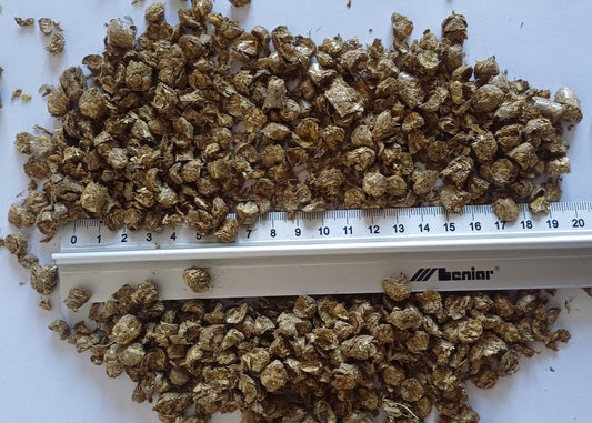 MyPellis Strohgranulat – naturbelassene Einstreu mit Lineal zur Größenansicht der Granulatkörnung.